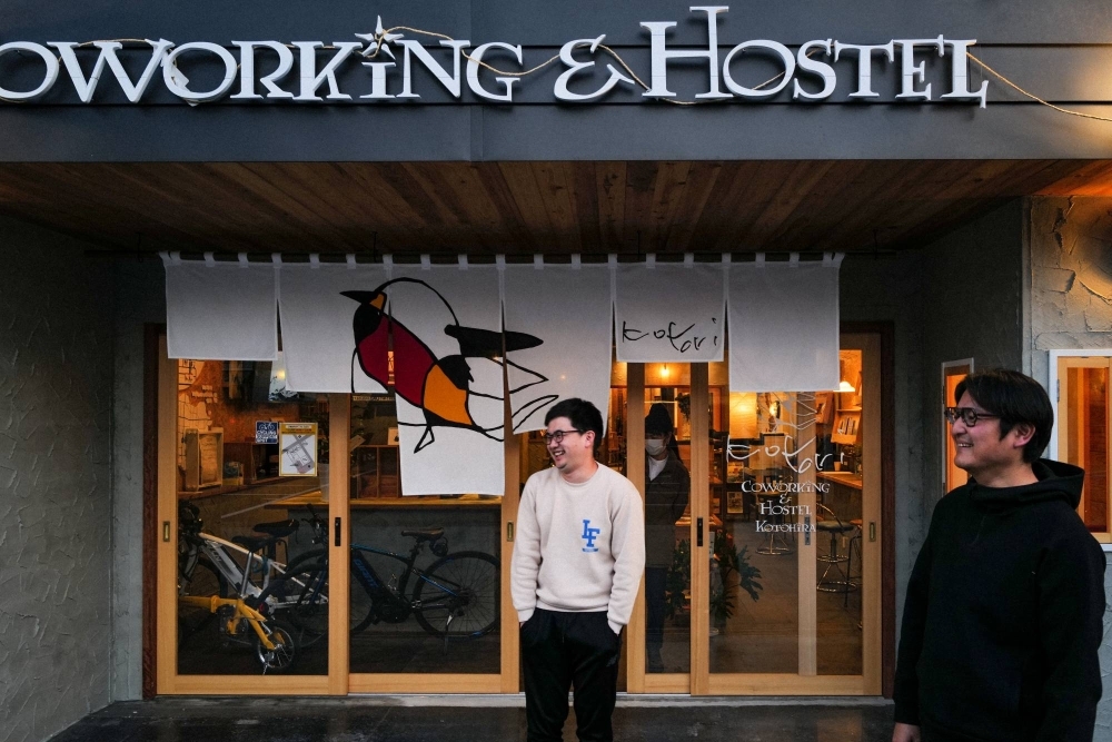 Kotori Coworking & Hostel opened in 2024 and is an attempt by Kotobus CEO Taijiro Kusunoki to accommodate young and international visitors to Kotohira who are drawn in by the town's cultural history. 