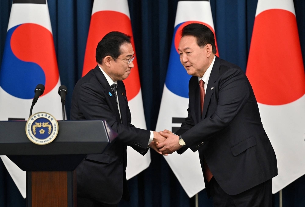 South Korean President Yoon Suk-yeol (right), seen here meeting with Prime Minister Fumio Kishida, has made strengthening ties with Tokyo one of his foreign policy priorities.