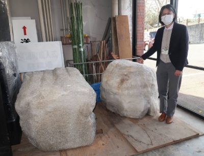Miyoko Kusunoki, an official of the board of education in Higashiura, Aichi Prefecture, shows the salt blocks that will be put up for sale on Thursday.