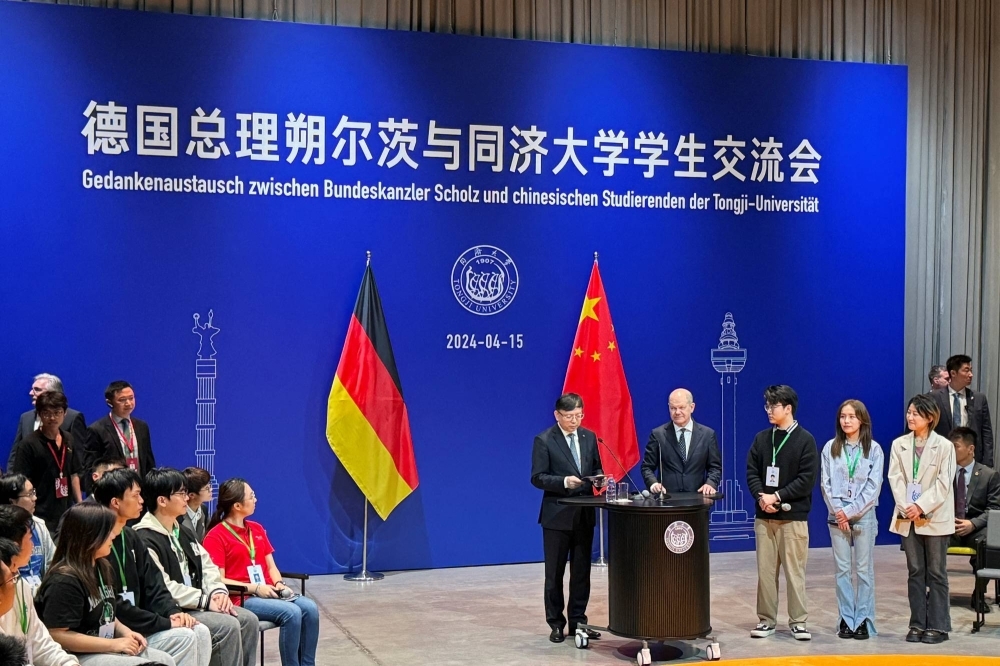 Ο Γερμανός Καγκελάριος Όλαφ Σολτς παρευρίσκεται σε εκδήλωση με φοιτητές στο Πανεπιστήμιο Tongji στη Σαγκάη τη Δευτέρα.