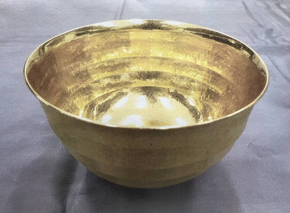This pure gold tea bowl was stolen last week during a department store event and has been found at an antique shop in Tokyo.