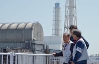 Former Prime Minister Yoshihide Suga (left) visits the Fukushima No. 1 nuclear power plant on Monday. | pool / via jiji