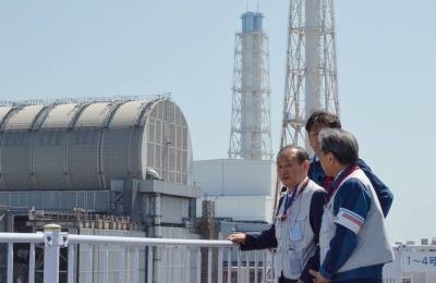 Former Prime Minister Yoshihide Suga (left) visits the Fukushima No. 1 nuclear power plant on Monday.