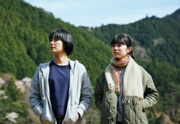 “Beyond the Fog” depicts the struggles of a family-run inn through the eyes of the proprietor’s 12-year-old daughter (Shuri Miyake, right, with Asami Mizukawa).