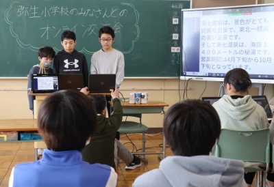 Children give a presentation on volcano studies during a workshop at Tairadate Elementary School in Hachimantai, Iwate Prefecture, in February.