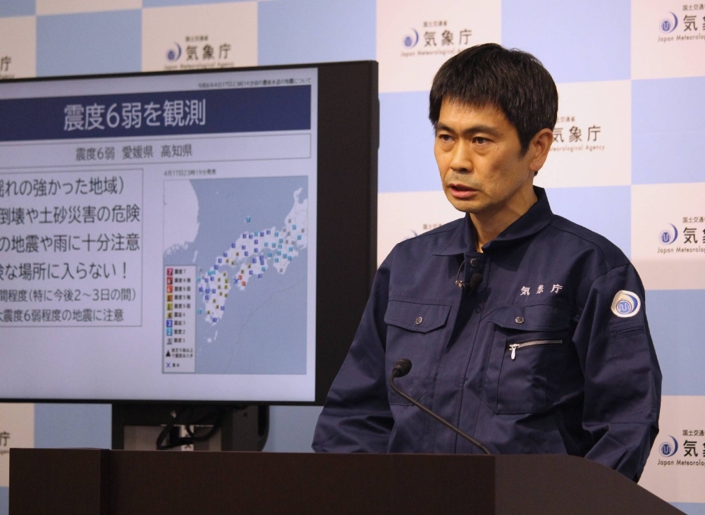 Satoshi Harada from the Meteorological Agency explains about the magnitude 6.6 earthquake during a news conference early Thursday.