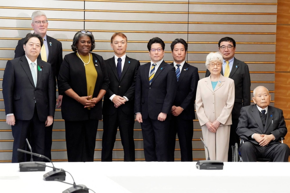U.S. Ambassador to the United Nations Linda Thomas-Greenfield poses for a photo with Chief Cabinet Secretary Yoshimasa Hayashi and the families of Japanese nationals abducted by North Korea in the 1970s and 1980s, on Thursday at the Prime Minister's Office in Tokyo.