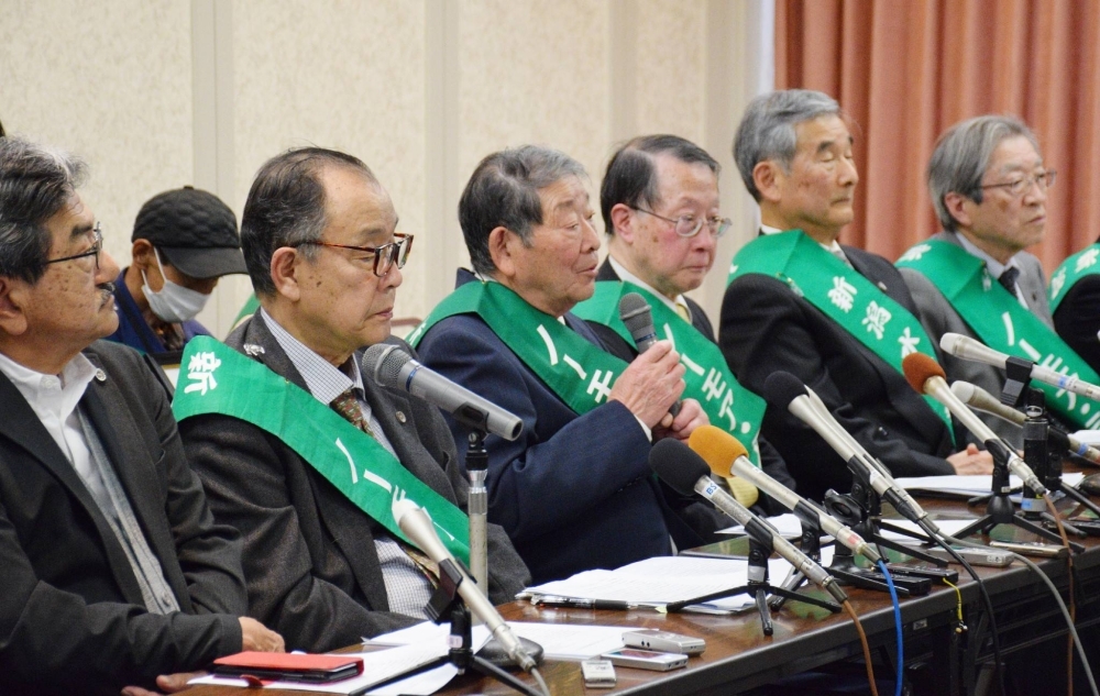 A group of plaintiffs in a lawsuit demanding that they be recognized as Minamata disease patients hold a news conference in Niigata on Thursday following a ruling by the Niigata District Court.