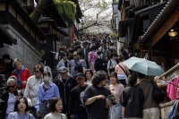 The average daily room rate of hotels in Japan for March marked the highest level since August 1997, as the country saw a record number of foreign visitors in March. | Bloomberg