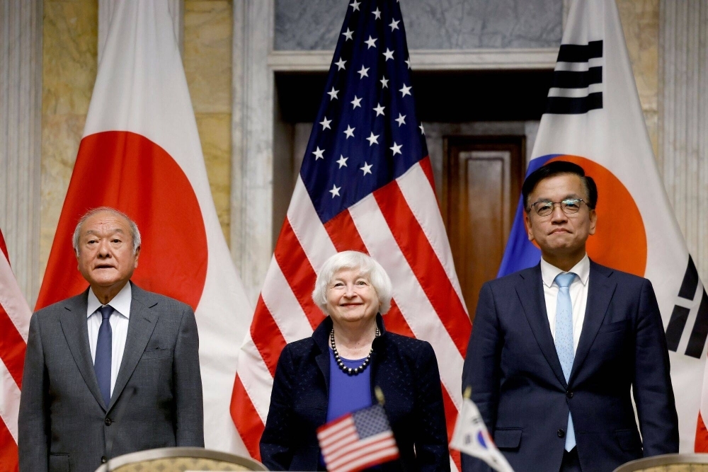 Finance Minister Shunichi Suzuki (from left), U.S. Treasury Secretary Janet Yellen and South Korean Finance Minister Choi Sang-mok hold a trilateral meeting at the Treasury Department in Washington on Wednesday.