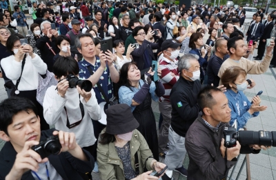 Voters listen to a speech by a candidate for a Lower House seat in the upcoming Tokyo No. 15 district by-election.