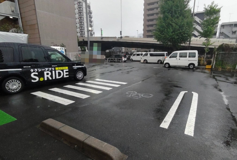 The parking lot of a convenience store in Tokyo's Shinagawa Ward where Ryoken Hirayama, a 25-year-old construction worker, told police he had lent his car to two acquaintances to handle the matter involving the couple on the instructions of a certain individual.