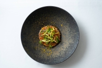 Tartare of autumn salmon with roe is served scattered with a mixture of homegrown herbs. | TAKAO OHTA
