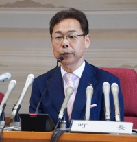 Kenji Imata, mayor of Togo, Aichi Prefecture, speaks during a news conference in the town on Thursday after a third-party committee found he had continuously engaged in "power harassment" and sexual harassment against several town employees. | Jiji