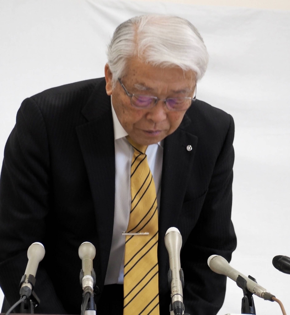 Kazuo Okazaki, mayor of Ikeda, Gifu Prefecture, bows at a news conference at the town on Thursday after a third-party committee released a report the previous day recognizing his sexual harassment of 15 town employees.