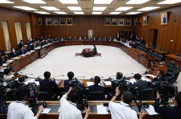 The first Lower House political reform committee meeting begins in Tokyo on Friday.