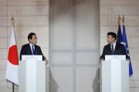 Prime Minister Fumio Kishida and French President Emmanuel Macron deliver a joint statement in Paris in January 2023.  | Reuters