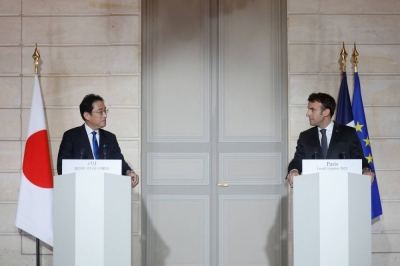 Prime Minister Fumio Kishida and French President Emmanuel Macron deliver a joint statement in Paris in January 2023. 