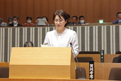 Chika Kon asks a question at a mock assembly session organized by the town assembly of Zao, Miyagi Prefecture, in July. Kon is now a member of the assembly.