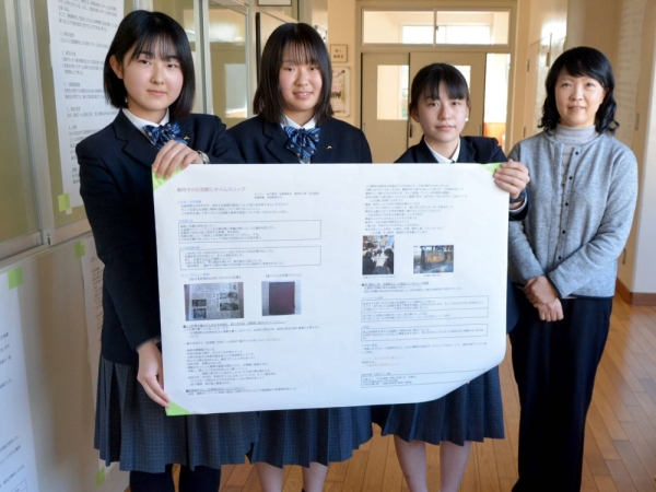 (From left) Nanami Fukuoka, Natsumi Matsunaga and Riana Tashima, students from Denshukan High School in Yanagawa, Fukuoka Prefecture, and Mutsumi Machitori, their teacher, show their research in late March.