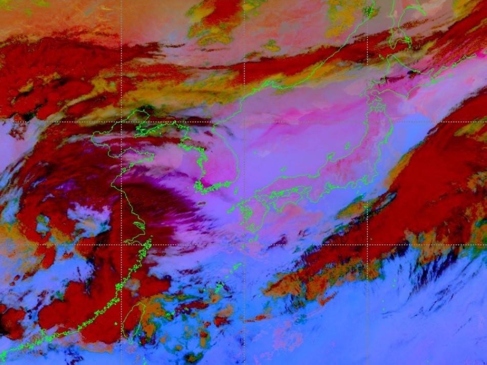 A screenshot of the Meteorological Agency's satellite image of clouds and yellow sand (in pink) on Sunday.