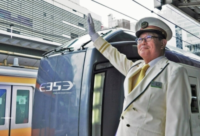Tokyo's Shinjuku Ward has offered a stationmaster experience at Shinjuku Station as a return gift for donations of ¥1 million to the ward.
