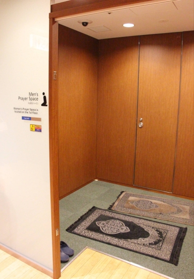 A prayer space for Muslims set up at a commercial complex in Tokyo. The Japan Tourism Agency is set to provide subsidies for the establishment of such prayer spaces.