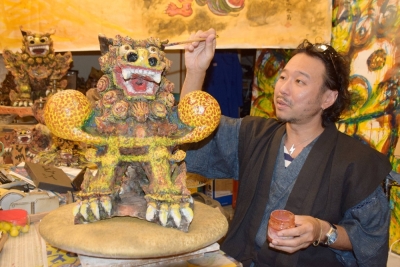 Artist Mitsuo Miyagi talks about the plan to make a giant shiisā statue in Okinawa Prefecture using damaged tiles from the fire-ravaged Shuri Castle.
