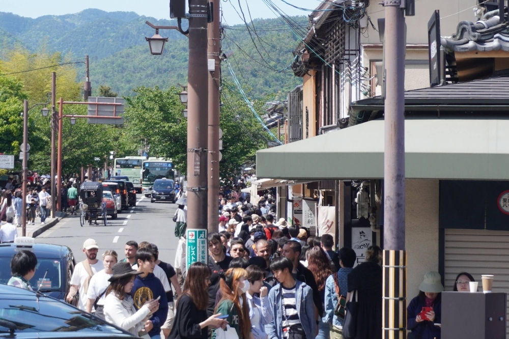 On May 2, the streets of Arashiyama, a well-known tourist destination in Kyoto, were filled with tourists, including many from abroad, ahead of the four-day weekend.