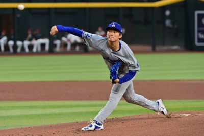 Dodgers pitcher Yoshinobu Yamamoto hrows in the first inning against the Arizona Diamondbacks at Chase Field in Phoenix on Wednesday.