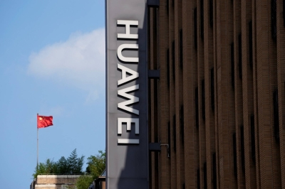 A Chinese flag is flown near a Huawei store in Shanghai in 2023.