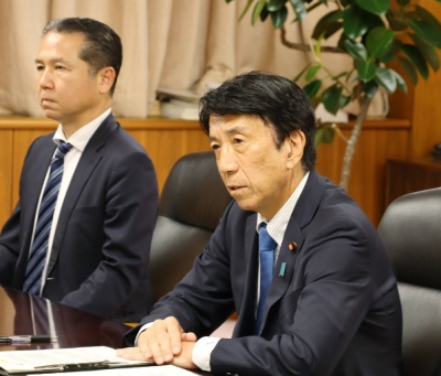 Industry minister Ken Saito (right) meets with Genkai Mayor Shintaro Wakiyama in Tokyo on Tuesday.