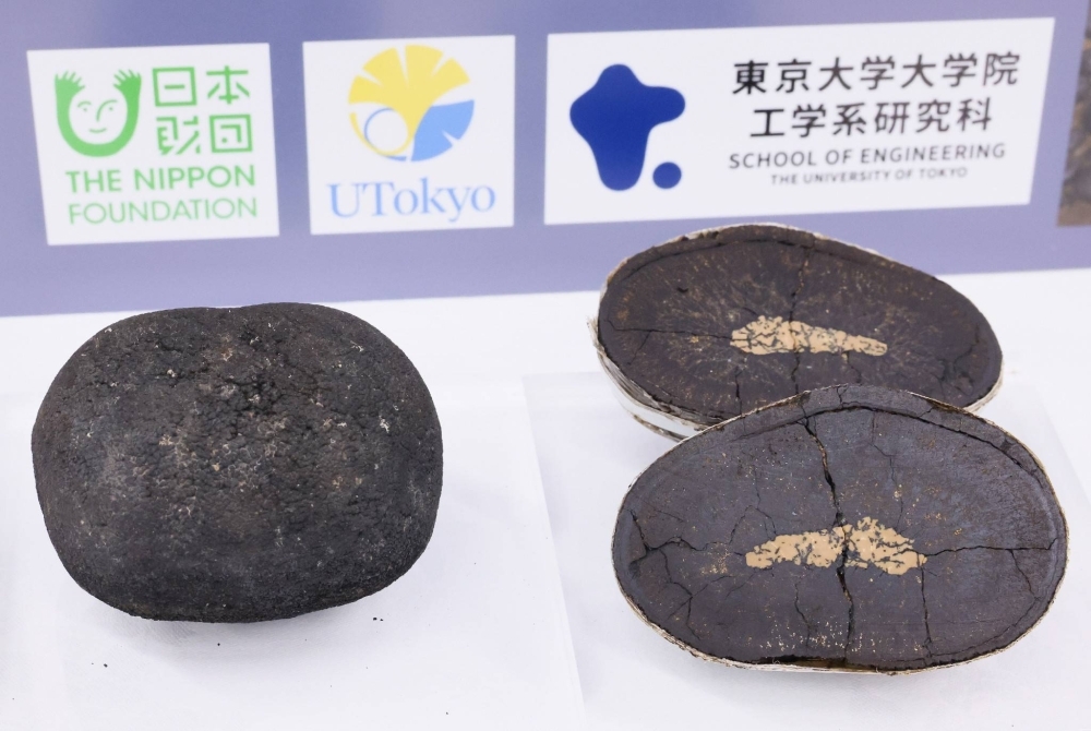 Các nốt mangan, một nguồn tài nguyên dưới đáy biển được tìm thấy ở vùng biển xung quanh Minamitorishima, Tokyo, vào thứ sáu Các nốt mangan, một nguồn tài nguyên dưới đáy biển được tìm thấy ở vùng biển xung quanh Minamitorishima, Tokyo, vào thứ sáu