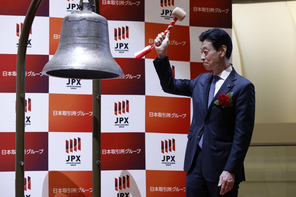 Nishimura strikes the trading bell during a ceremony marking the opening of the carbon credit market at the Tokyo Stock Exchange in Tokyo on Oct. 11, 2023. Nishimura strikes the trading bell during a ceremony marking the opening of the carbon credit market at the Tokyo Stock Exchange in Tokyo on Oct. 11, 2023.