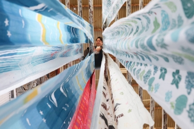 Tenugui towels hang up to dry at a dyeing company in Sakai, Osaka Prefecture, on May 8. The durable and versatile tenugui, which many people have in their homes, can be used in many ways to cool one’s body. Tenugui towels hang up to dry at a dyeing company in Sakai, Osaka Prefecture, on May 8. The durable and versatile tenugui, which many people have in their homes, can be used in many ways to cool one’s body.