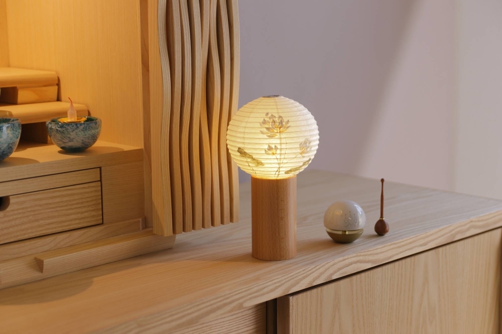 Created in collaboration with Buddhist altar purveyors Yakigen, the Tocca series is a collection of Torchin table lamps hand-painted with traditional o-Bon motifs. Created in collaboration with Buddhist altar purveyors Yakigen, the Tocca series is a collection of Torchin table lamps hand-painted with traditional o-Bon motifs.