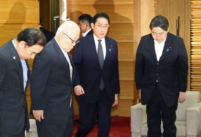 Prime Minister Fumio Kishida and Chief Cabinet Secretary Yoshimasa Hayashi (right) during a meeting in Tokyo on Tuesday. Prime Minister Fumio Kishida and Chief Cabinet Secretary Yoshimasa Hayashi (right) during a meeting in Tokyo on Tuesday.