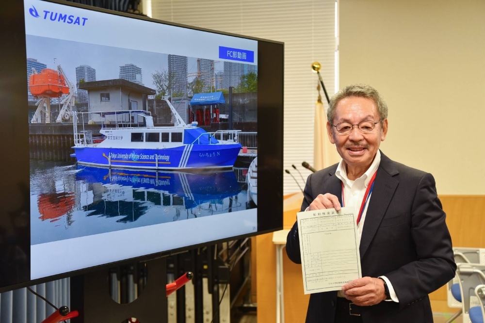 Tsuyoshi Ode, giáo sư được bổ nhiệm đặc biệt tại Đại học Khoa học và Công nghệ Hàng hải Tokyo, tạo dáng với chứng chỉ cho tàu chạy bằng hydro của trường trong cuộc họp báo hôm thứ Tư. Tsuyoshi Ode, giáo sư được bổ nhiệm đặc biệt tại Đại học Khoa học và Công nghệ Hàng hải Tokyo, tạo dáng với chứng chỉ cho tàu chạy bằng hydro của trường trong cuộc họp báo hôm thứ Tư.