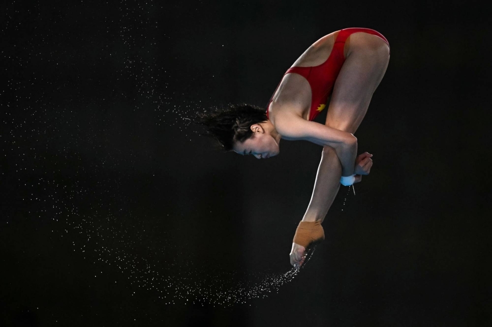 VĐV 17 tuổi 'gây sốt' với phần thi nhảy cầu đạt toàn bộ 7 điểm 10 2 Perfectionist Quan wins third Olympic diving gold at age 17 - The Japan Times