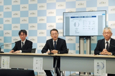 Naoshi Hirata (center), chairman of a committee tasked with evaluating the risk of a Nankai Trough earthquake, speaks at a news conference in Tokyo on Friday. Naoshi Hirata (center), chairman of a committee tasked with evaluating the risk of a Nankai Trough earthquake, speaks at a news conference in Tokyo on Friday.