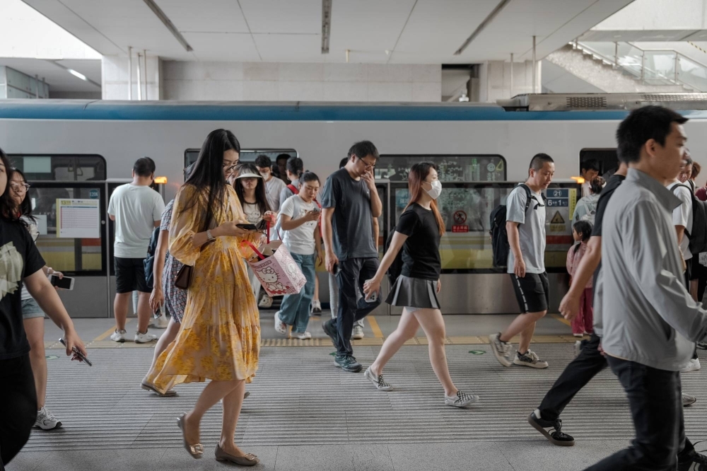 Pasajeros en una estación de metro de Pekín. El gasto de los consumidores sigue limitado por el modesto crecimiento de los ingresos y la caída de los precios de las viviendas, que hacen que los propietarios se sientan menos ricos. Pasajeros en una estación de metro de Pekín. El gasto de los consumidores sigue limitado por el modesto crecimiento de los ingresos y la caída de los precios de las viviendas, que hacen que los propietarios se sientan menos ricos.