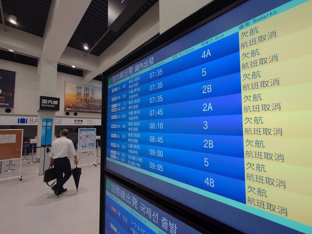 木曜日に熊本空港でキャンセルが相次ぐ様子を映すモニター 木曜日に熊本空港でキャンセルが相次ぐ様子を映すモニター