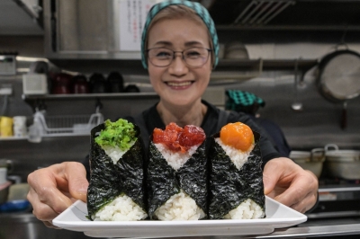 Few in Japan may be more passionate about the 'onigiri' (rice ball) than Yumiko Ukon, owner of an onigiri specialty shop in Tokyo's Otsuka neighborhood. Few in Japan may be more passionate about the 'onigiri' (rice ball) than Yumiko Ukon, owner of an onigiri specialty shop in Tokyo's Otsuka neighborhood.