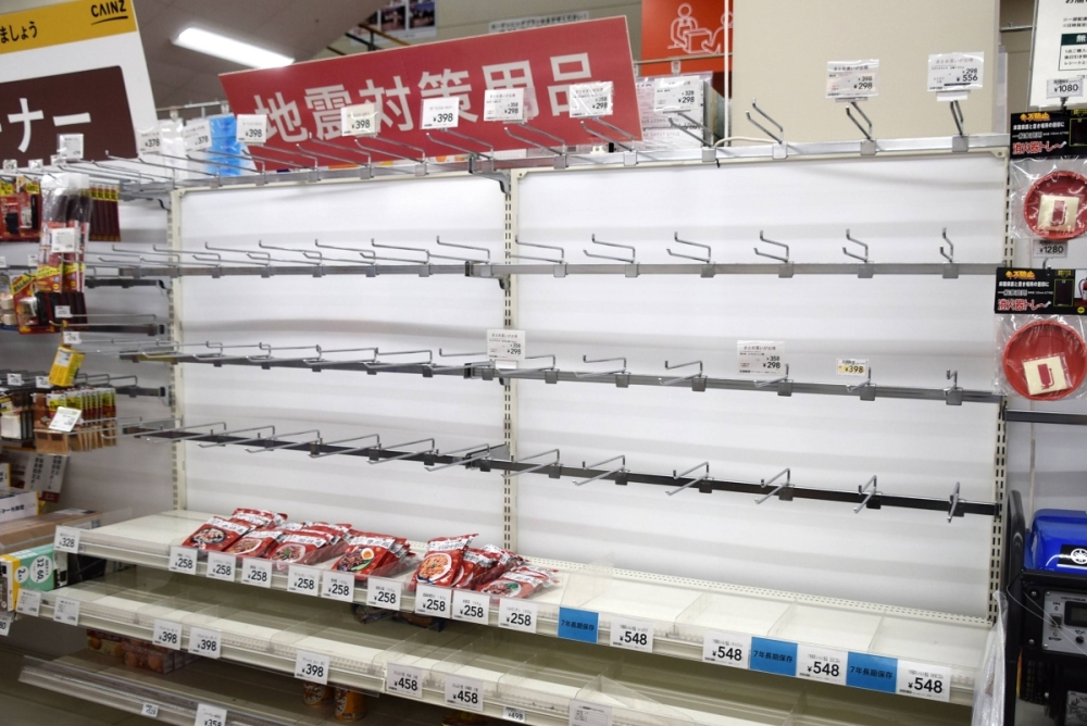 Emergency provisions are sold out at a store in Shizuoka on Aug. 9. Emergency provisions are sold out at a store in Shizuoka on Aug. 9.