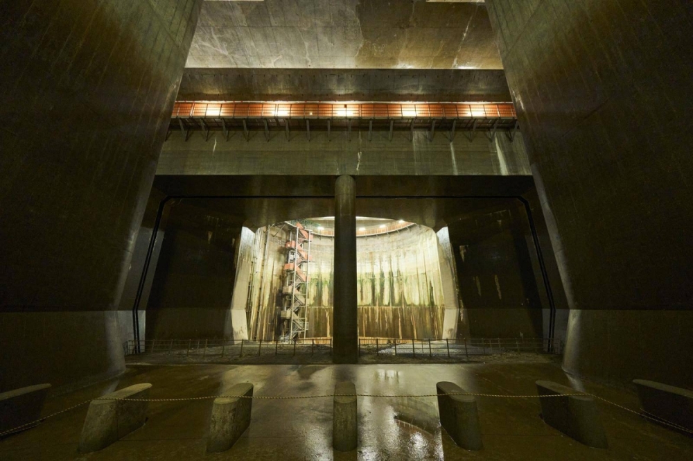 The shaft from which water enters the pressure-adjusting water tank, helping prevent floods in the Nakagawa/Ayase River basin. The shaft from which water enters the pressure-adjusting water tank, helping prevent floods in the Nakagawa/Ayase River basin.