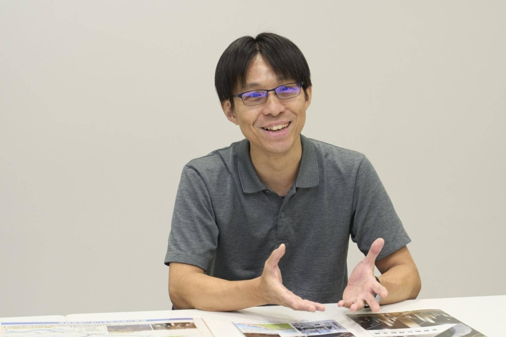 Sugama Daijiro, a specialist for construction work with MLIT's Edogawa River Office, explains the function and purpose of the underground discharge channel. Sugama Daijiro, a specialist for construction work with MLIT's Edogawa River Office, explains the function and purpose of the underground discharge channel.