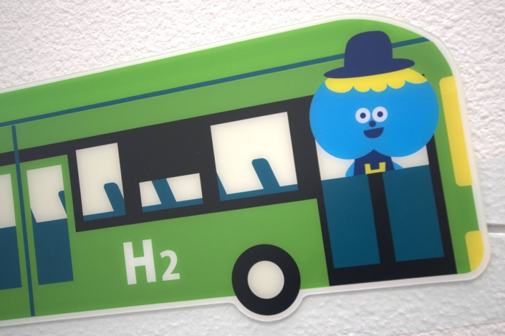 A graphic at the Tokyo Hydrogen Museum depicts the character Suison, who represents hydrogen, on a hydrogen-fueled bus