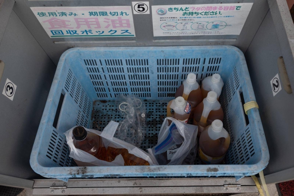 Used cooking oil brought to a collection box near Someya's office. Used cooking oil brought to a collection box near Someya's office.