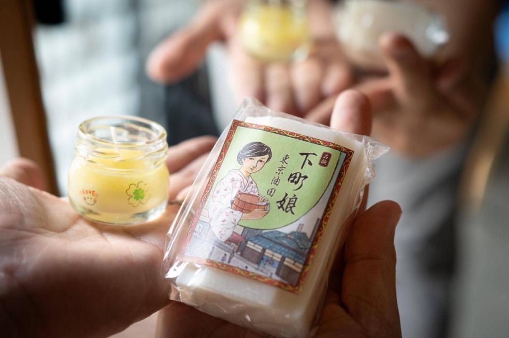 Used cooking oil has long been used as an ingredient in soaps. Someya also holds workshops on making soap and candles from used oil. Used cooking oil has long been used as an ingredient in soaps. Someya also holds workshops on making soap and candles from used oil.