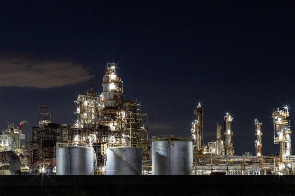 Nhà máy lọc dầu Cosmo Oil tại khu công nghiệp Yokkaichi ở Yokkaichi, Tỉnh Mie, vào ngày 7 tháng 7. Nhà máy lọc dầu Cosmo Oil tại khu công nghiệp Yokkaichi ở Yokkaichi, Tỉnh Mie, vào ngày 7 tháng 7.